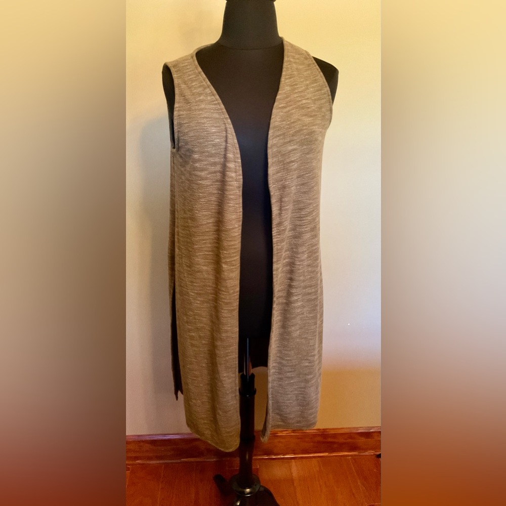 1x duster length heathered brown vest. Great layering piece.